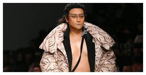 陈志明又出新造型,“酸奶嘴”、“板凳鞋”走秀,网友:辣眼睛