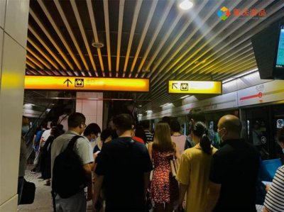 ​当重庆进入省电模式地铁站和街道一片漆黑仿佛来到了异世界