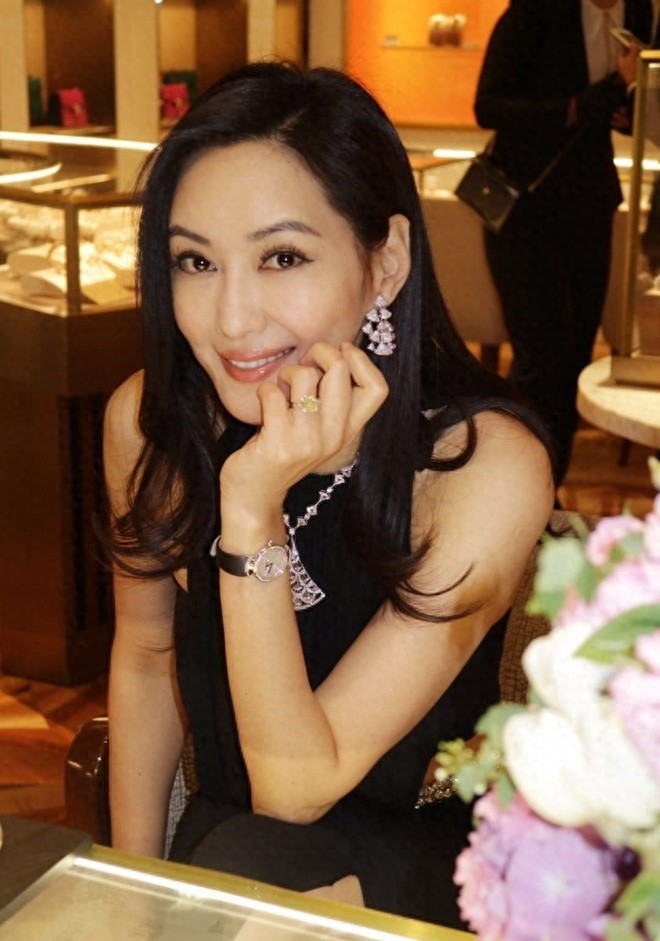 50岁孟广美近照,出席活动美如少女,手上巨钻抢镜!