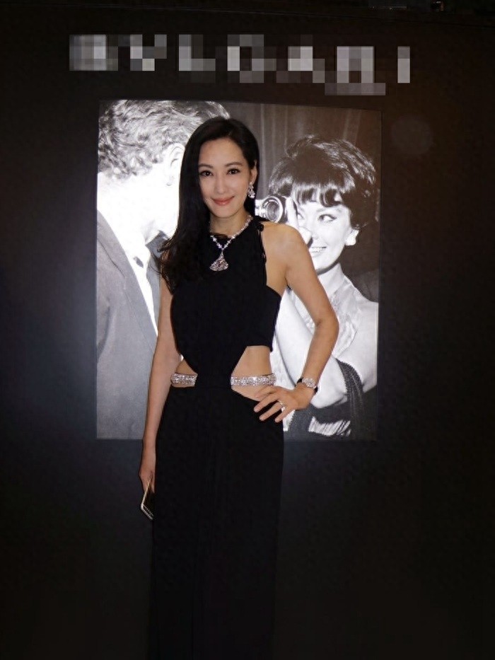 50岁孟广美近照,出席活动美如少女,手上巨钻抢镜!