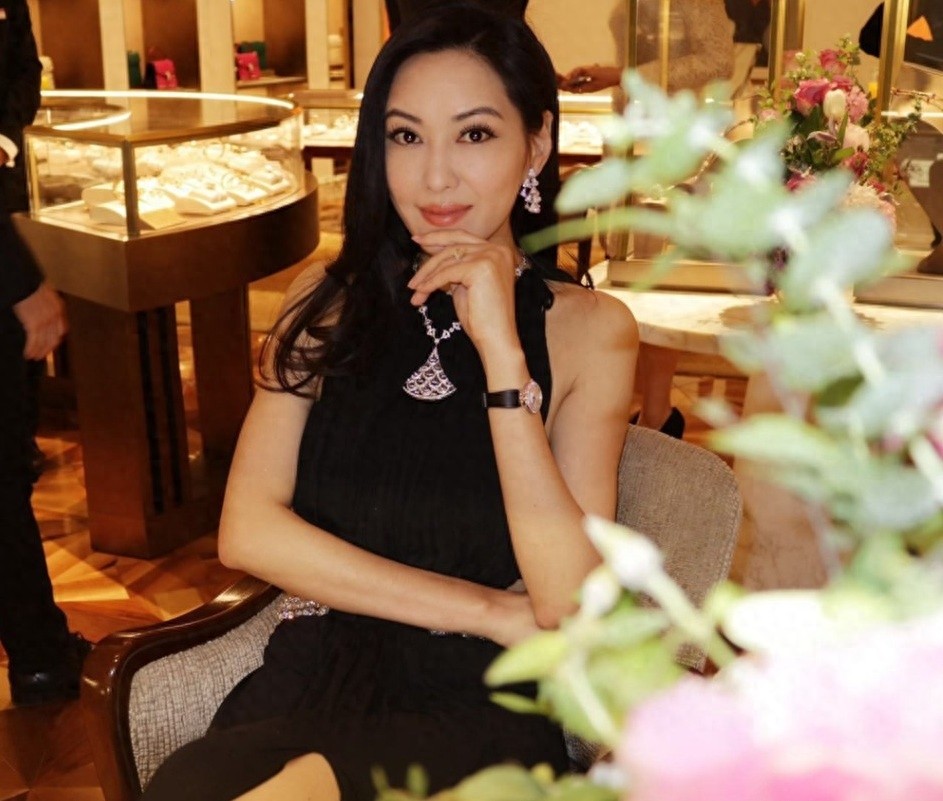 50岁孟广美近照,出席活动美如少女,手上巨钻抢镜!