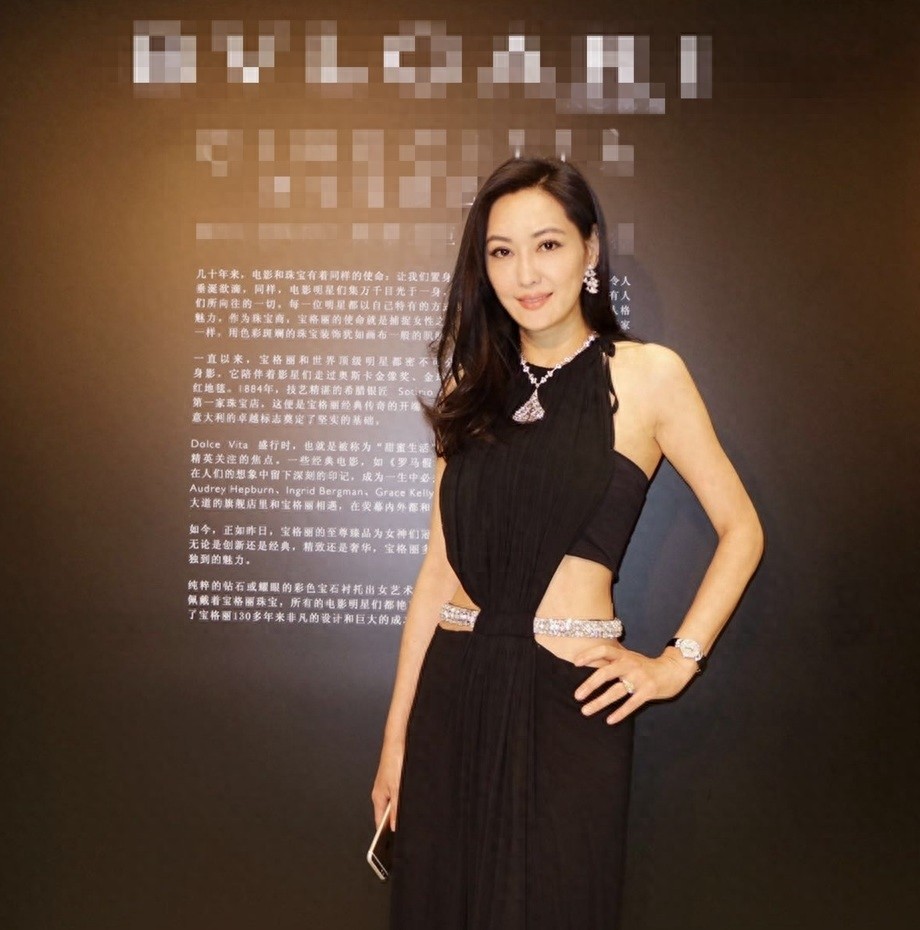 50岁孟广美近照,出席活动美如少女,手上巨钻抢镜!