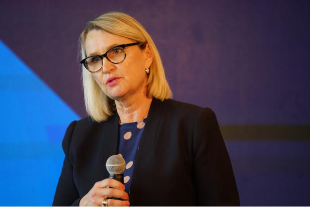 48岁女人创业学什么手艺好：一个40多岁的女人适合学什么手艺能养家糊口。