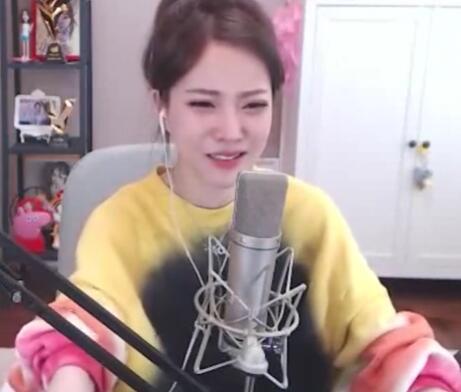 冯提莫直播时长不够被扣工资,玩英雄联盟差点被打哭