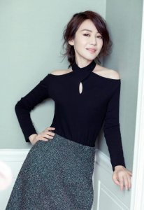 ​48岁闫妮与21岁女儿合照，离婚后独自带大女儿，今母女像姐妹