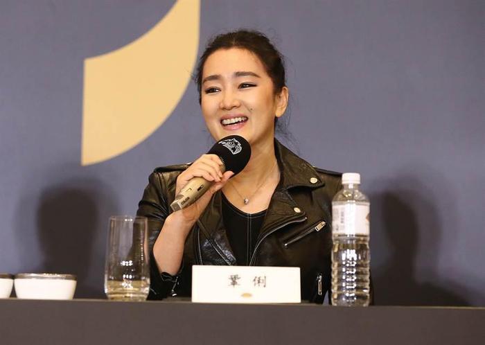 53岁巩俐惊曝再嫁71岁音乐家，丈夫冻龄高颜值帅照疯传