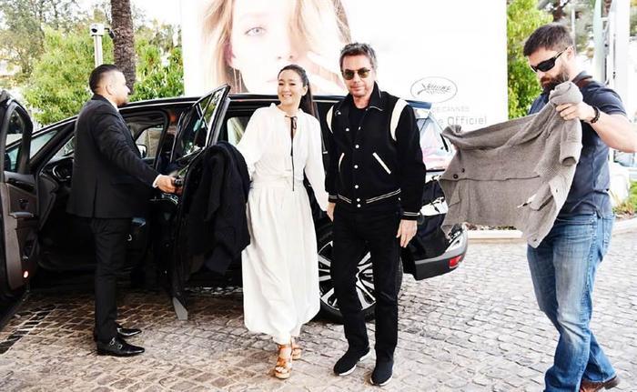 53岁巩俐惊曝再嫁71岁音乐家，丈夫冻龄高颜值帅照疯传