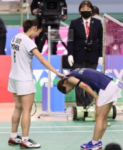 ​感动！26岁羽毛球世界冠军获胜后向对手鞠躬，两人在场上抱头痛哭