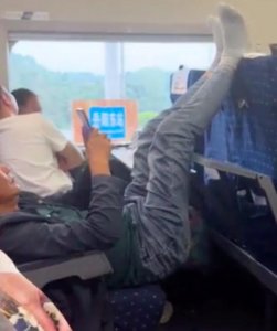 ​男子高铁上脱鞋将双脚搭前方座椅，拍摄者：没有乘务员劝阻