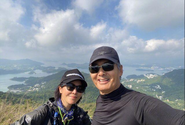 刘嘉玲接连四次晒出周润发合影,拍照动作亲昵,两人关系被质疑