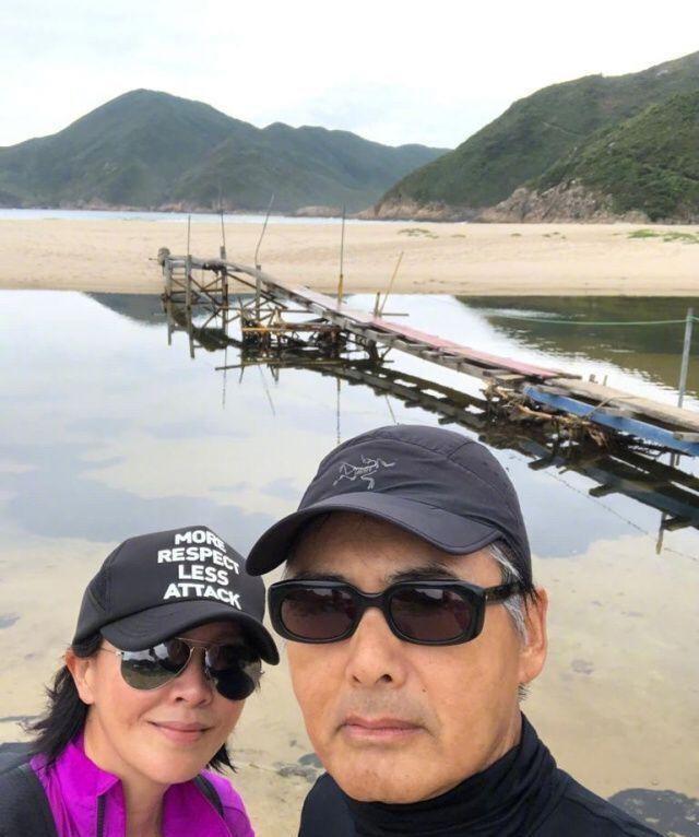 刘嘉玲接连四次晒出周润发合影,拍照动作亲昵,两人关系被质疑