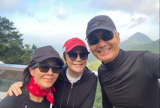 刘嘉玲接连四次晒出周润发合影,拍照动作亲昵,两人关系被质疑