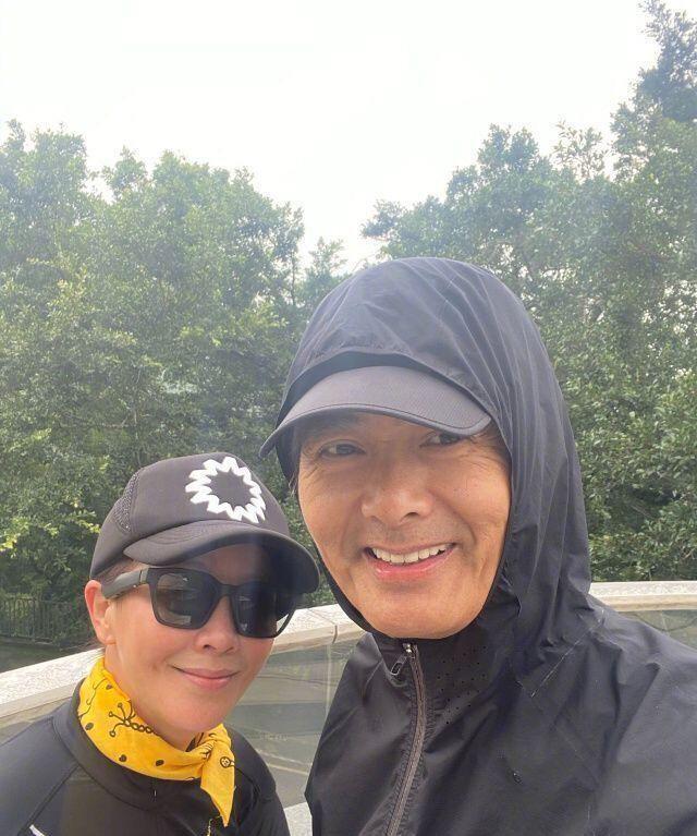 刘嘉玲接连四次晒出周润发合影,拍照动作亲昵,两人关系被质疑