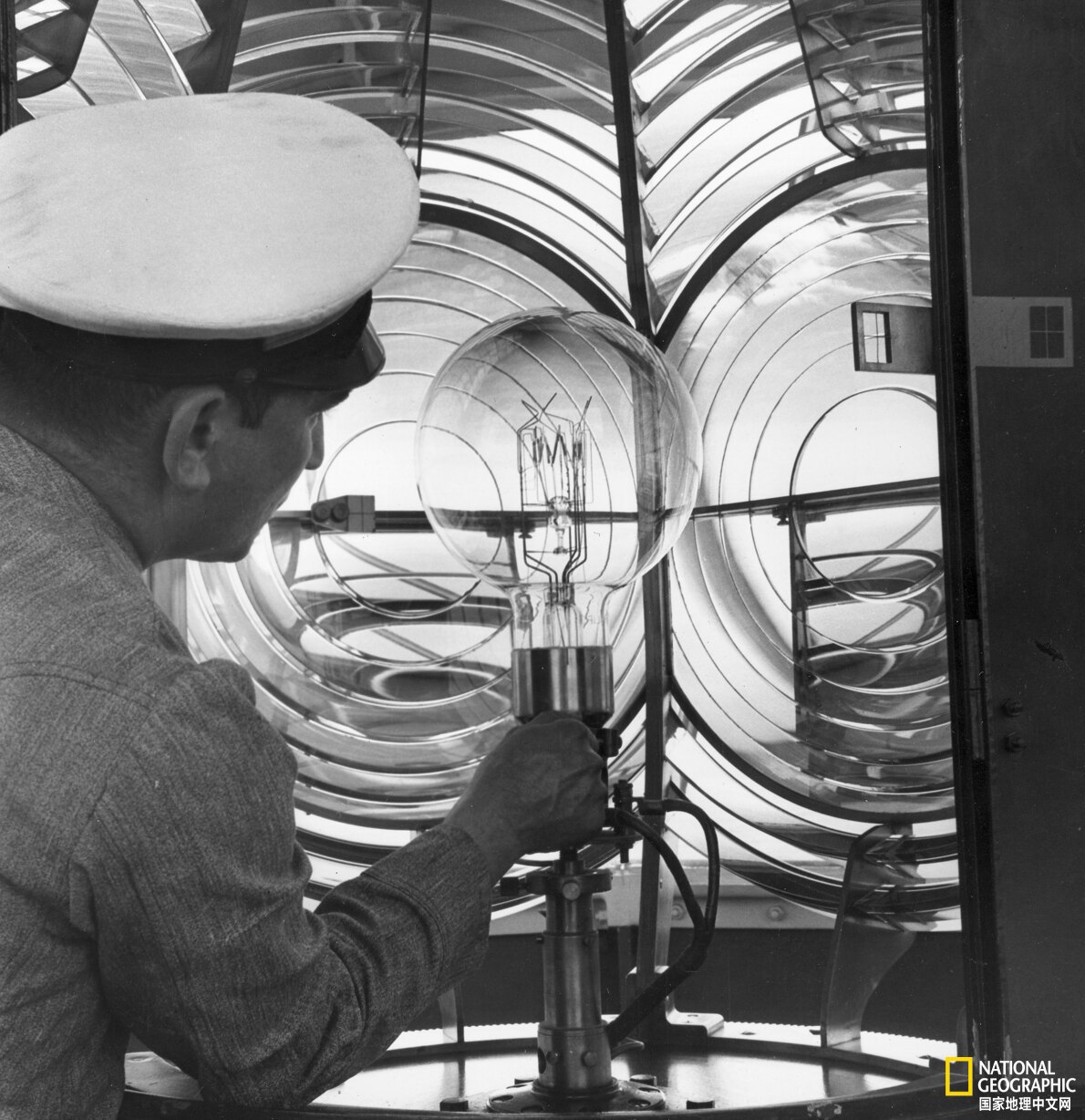 爱迪生发明的是灯泡？还是白炽灯？