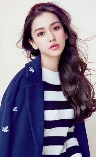 杨颖机场素颜照被曝光，惨变路边50岁大妈，身旁黄晓明满脸不悦