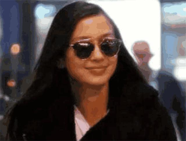 杨颖机场素颜照被曝光，惨变路边50岁大妈，身旁黄晓明满脸不悦