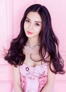 ​杨颖机场素颜照被曝光，惨变路边50岁大妈，身旁黄晓明满脸不悦