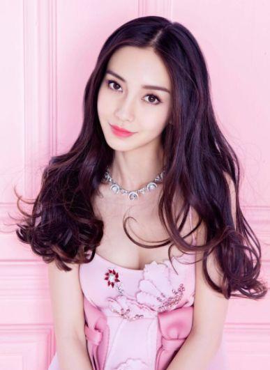 杨颖机场素颜照被曝光，惨变路边50岁大妈，身旁黄晓明满脸不悦