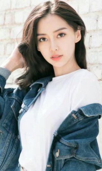 杨颖机场素颜照被曝光，惨变路边50岁大妈，身旁黄晓明满脸不悦