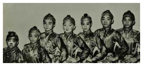 成龙晒珍藏老照片,七小福儿时模样流出,香港功夫片巅峰阵容!