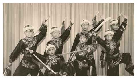 成龙晒珍藏老照片,七小福儿时模样流出,香港功夫片巅峰阵容!