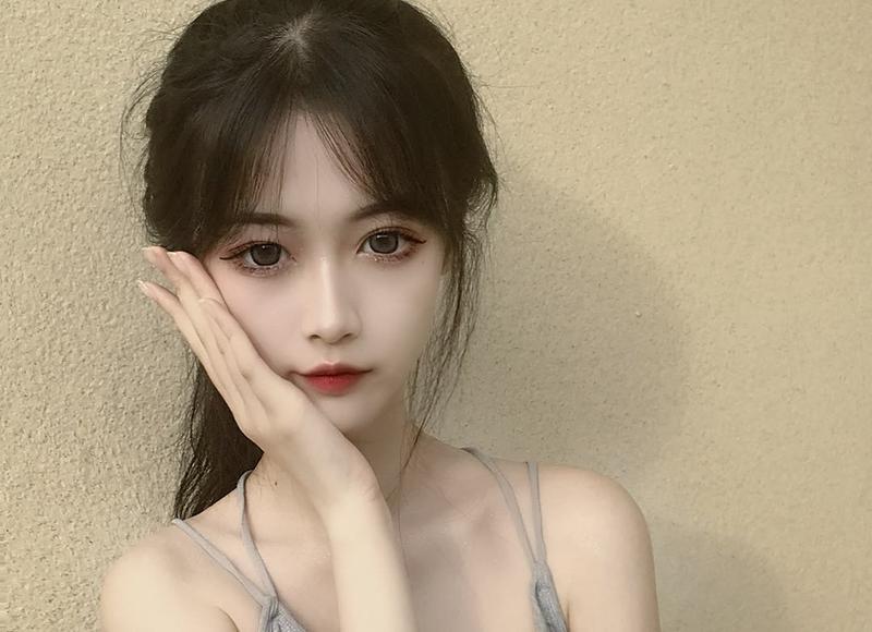 丈夫在路边看到妻子和一男子相拥，妻子向他解释：这只是一种礼仪