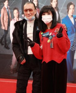 ​谢贤公开亮相 戴着帅气的墨镜依然精神焕发