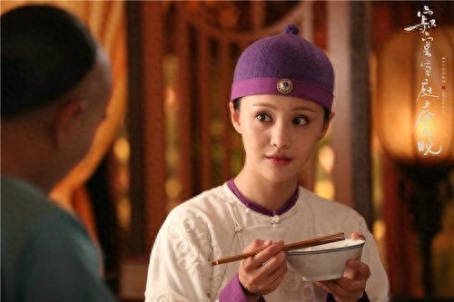 郑爽不仅倾国倾城，扮成男装帅气十足、英姿飒爽