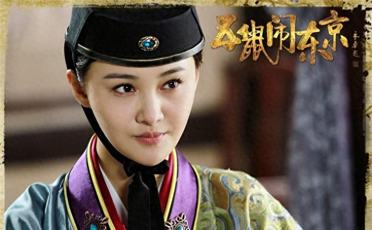 郑爽不仅倾国倾城，扮成男装帅气十足、英姿飒爽