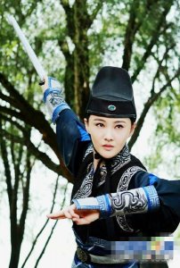 ​郑爽不仅倾国倾城，扮成男装帅气十足、英姿飒爽
