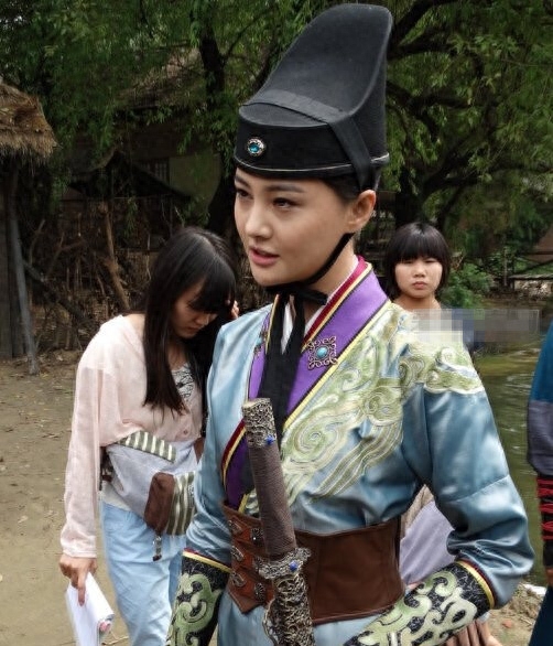 郑爽不仅倾国倾城，扮成男装帅气十足、英姿飒爽