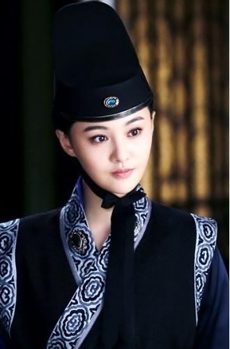 郑爽不仅倾国倾城，扮成男装帅气十足、英姿飒爽
