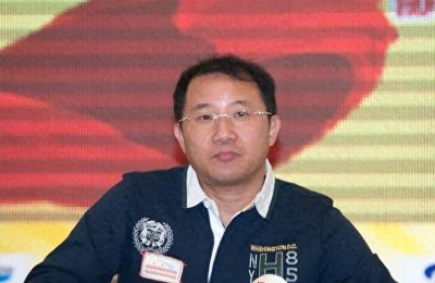 ​富商周旭辉，44岁娶小12岁女星童蕾，获刑3年后，妻女过得如何？