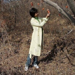 ​央视主持欧阳夏丹曝青涩照，站泥地里笑出酒窝，颜值不输王冰冰