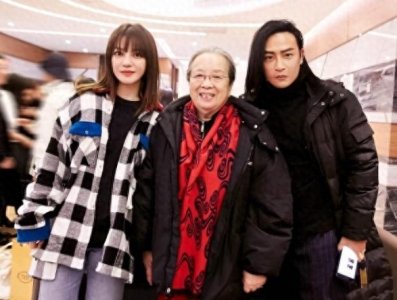 ​《还珠格格》又上演回忆杀，小燕子、容嬷嬷、五阿哥和尔泰合照啦