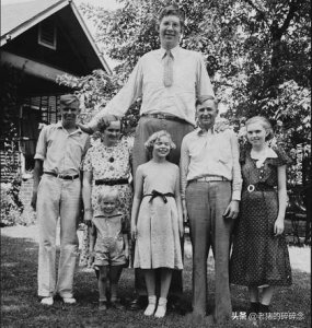 ​世界第一巨人老照片：身高2米72，重444斤