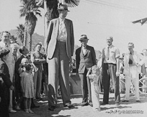 世界第一巨人老照片：身高2米72，重444斤