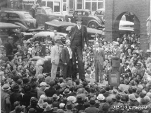 世界第一巨人老照片：身高2米72，重444斤