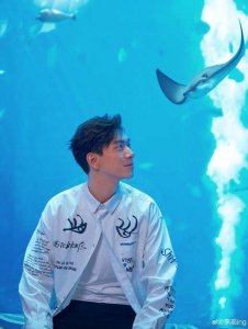 ​李现被鱼亲吻怎么回事 李现被鱼亲吻照片曝光网友神评论太惊艳了